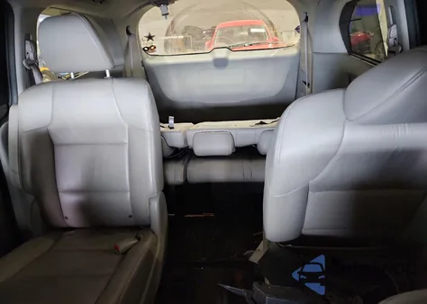 2013 Honda Odyssey Touring z USA, uszkodzony, nr VIN 5FNRL5H9XDB018835